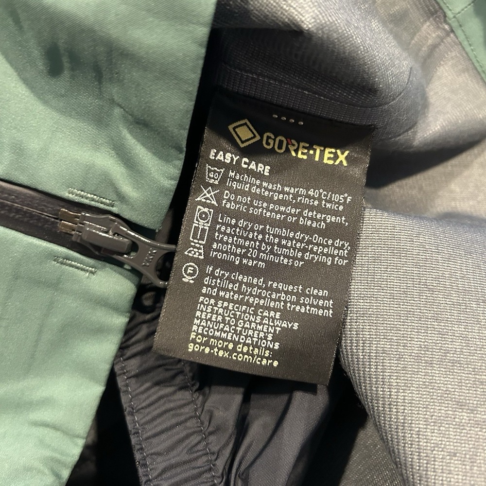 Mountain Hardwear Women's Sky Ridge Gore-Tex Ski Snowboard Shell, Size Small - Picture 9 of 11